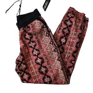 Chic Patterned Pants in Red and Black